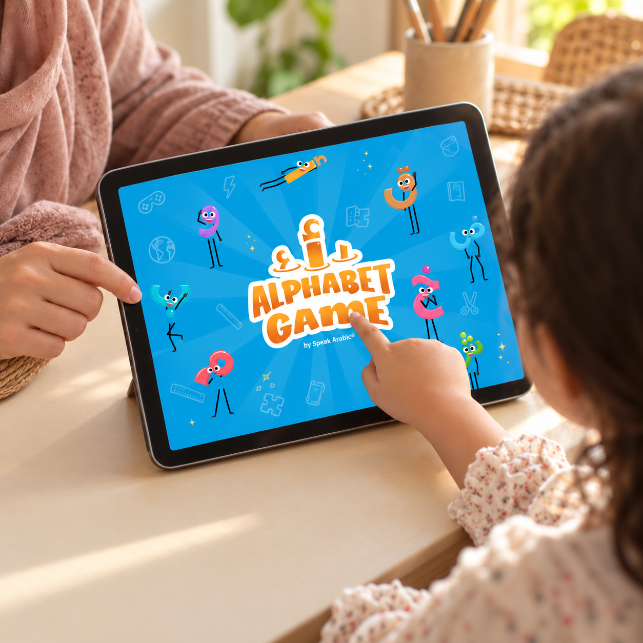Un enfant apprend l'alphabet arabe avec Alphabet Game sur tablette, accompagné de son parent